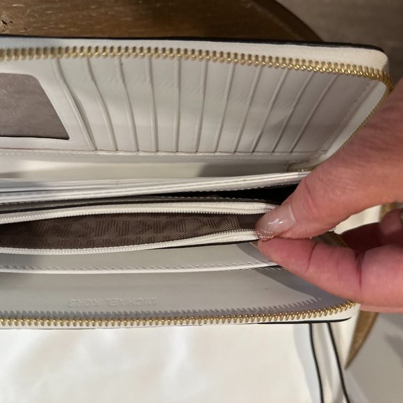 Authentic Michael Kors STUNNING "Vivian" Optic White Basket Weave Wallet, NWOT - Picture 14 of 16